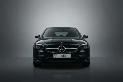 Dubai'de 2022 model Siyah Mercedes-Benz C300 kiralık
