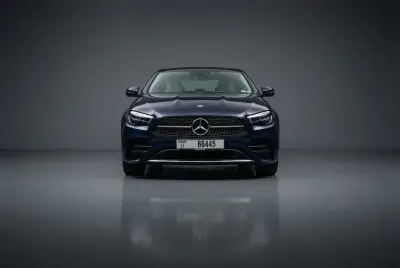 Dubai'de 2021 model Mavi Mercedes-Benz E350 kiralık