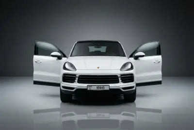 Dubai'de 2021 model Beyaz Porsche Cayenne kiralayın