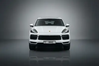 Dubai'de 2022 model Porsche Cayenne Beyaz kiralık
