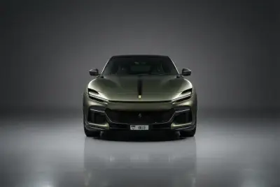 Dubai'de 2025 model Ferrari Purosangue Yeşil kiralık