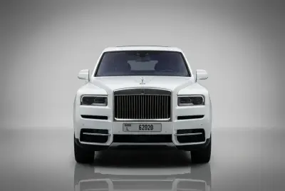 Dubai'de 2021 model Rolls-Royce Cullinan Beyaz kiralık