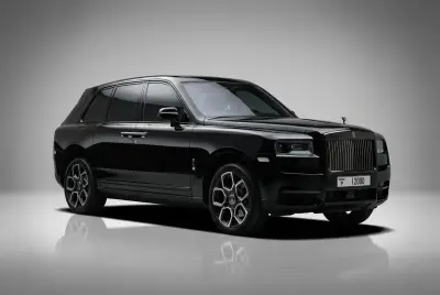 Dubai'da 2024 model Rolls-Royce Cullinan Badge Black kiralık