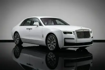 Dubai'da 2021 model Beyaz Rolls-Royce Ghost kiralık