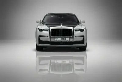 Dubai'da 2023 model Gri Rolls-Royce Ghost kiralık