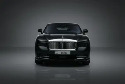 Dubai'de 2025 model Rolls-Royce Spectre Siyah kiralık