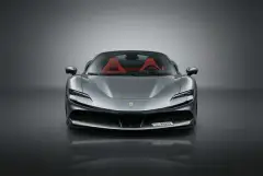 تأجير فيراري SF90 Spider الفضي 2024 في دبي
