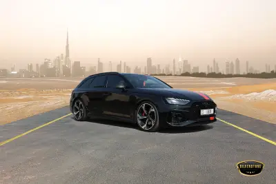 Dubai'de Audi RS4 Performance kiralayın