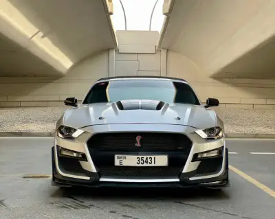Dubai'de 2019 model Ford Mustang kiralayın