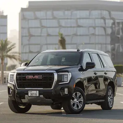 Dubai'de 2021 model siyah GMC Yukon kiralayın