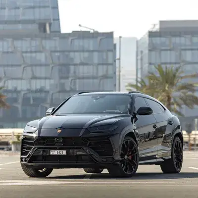 Dubai'de 2021 model Siyah Lamborghini Urus kiralık
