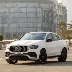 دبئی میں 2021 کا سفید Mercedes GLE53 AMG کرایہ پر لیں