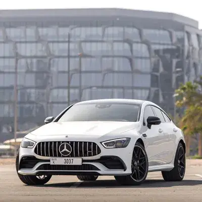 Dubai'de Beyaz Mercedes GT 43 AMG kiralık