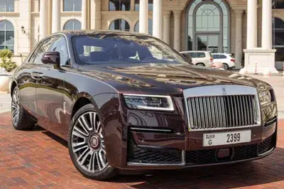 Dubai'da 2021 model Koyu Kırmızı Rolls Royce Ghost kiralık